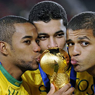 Brazilian players kiss the Confederations Cup trophy after defeating the US 3-2 in Johannesburg, 28 Jun 2009