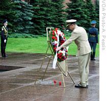 Admiral Mullen lays a wreath at Russia's Tomb of the Unknown Soldier (File)