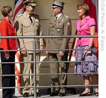 Admiral Mullen and his Polish counterpart General Franciszek Gagor and their wives (File)