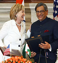 US Sec. of State Hillary Clinton (L) and India's FM S.M. Krishna exchange documents after signing an agreement in New Delhi, 20 Jul 2009
