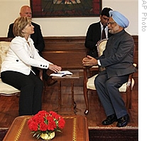 Indian Prime Minister Manmohan Singh (R) talks to U.S. Secretary of State Hillary Rodham Clinton in New Delhi, India, 20 Jul 2009
