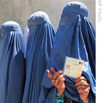 Afghan women voters line up to cast their ballots at a polling station in Kabul, 20 Aug 2009