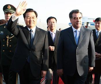 Chinese President Hu Jintao (L Front) waves to people as Tajik President Emomali Rakhmon (R Front) greets him at the airport in Tajikistan's capital Dushanbe Aug. 26, 2008. Chinese President Hu Jintao arrived in Dushanbe on Aug. 26 for a state visit and to attend the 8th Shanghai Cooperation Organization (SCO) summit, scheduled for Aug. 28. (Xinhua/Ju Peng) 