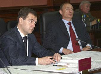 Russia's President Dmitry Medvedev (L) and Prime Minister Vladimir Putin attend a meeting in Russia's Defence Ministry headquarters in Moscow, in this Aug.  11, 2008 file photo. (Xinhua/Reuters Photo)